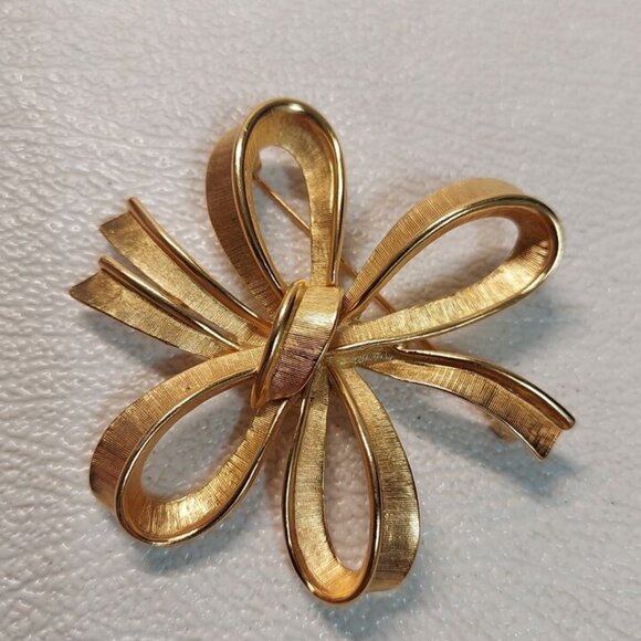 NIB Vintage Signed Monet Textured Fancy Ribbon Bow Gold Tone Brooch - Picture 1 of 7